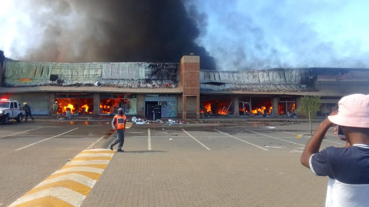 WATCH: Fire engulfs Palm Springs Mall