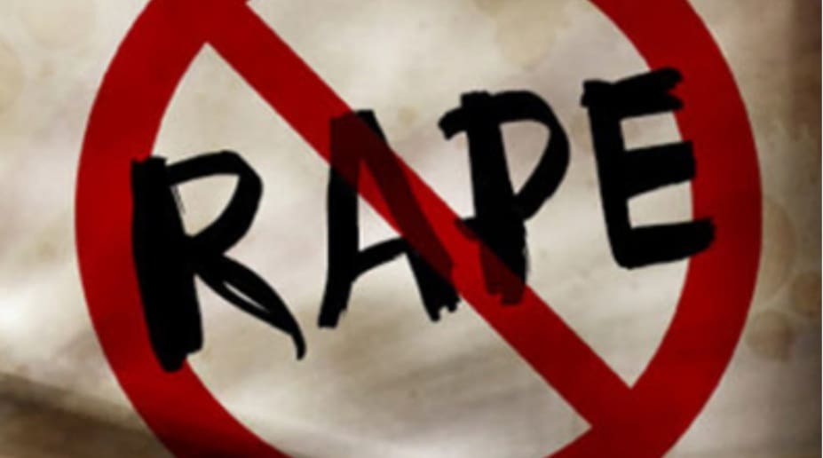 Ubaba uboshelwe ukudlwengula usana lwakhe olunenyanga luzelwe