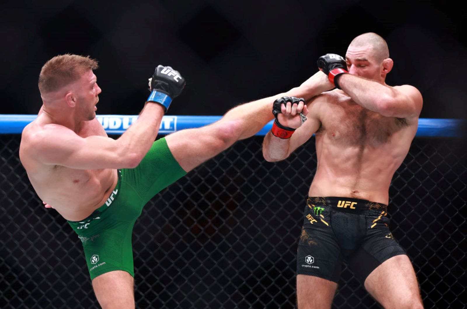 Dricus du Plessis makes history, secures UFC Middleweight title by defeating Sean Strickland