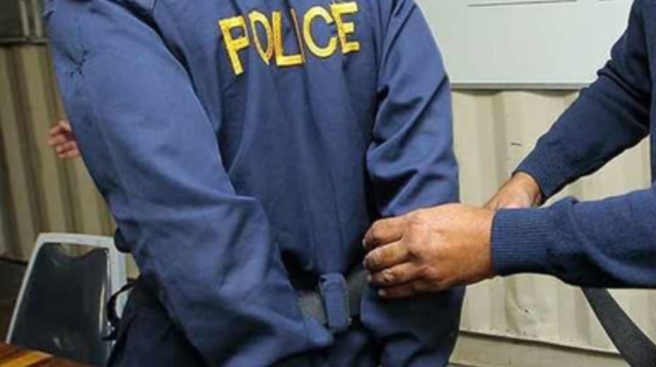 Kuboshwe amaphoyisa ngamacala okuthumba nokubulala