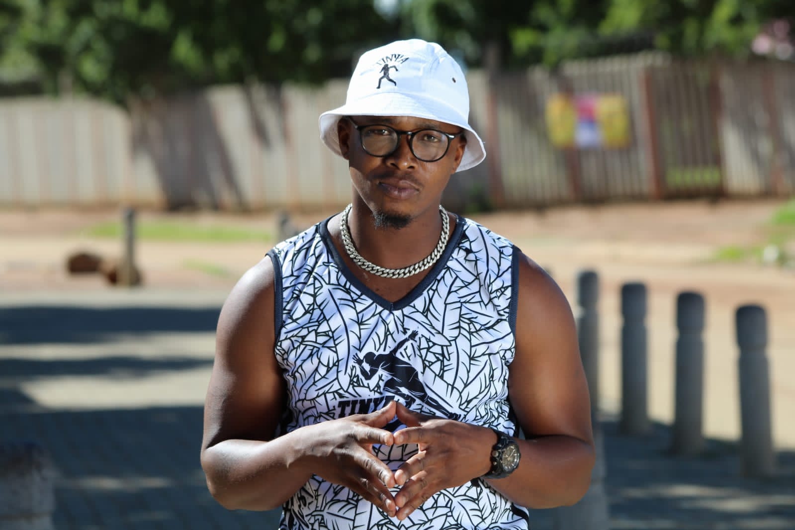 Beste spins kasi tales with vernacular rhymes, amplifying hip-hop narratives