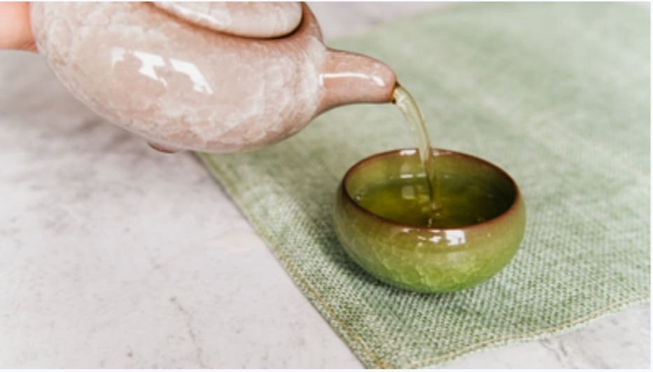 Uxoshiwe umfundisi othele umchamo etiyeni lomyeni